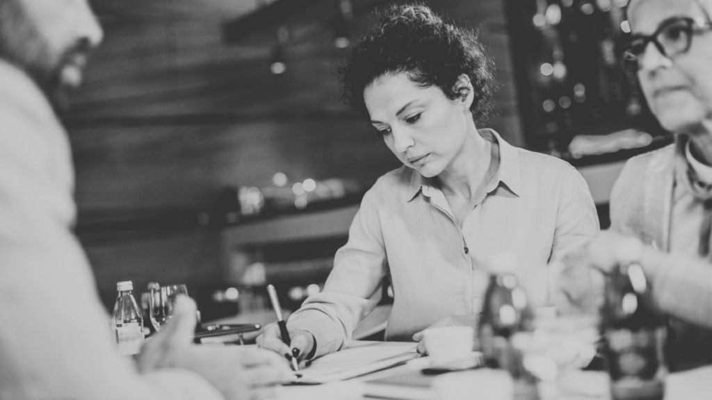 Échange stratégique pour comprendre les besoins d'une entreprise.